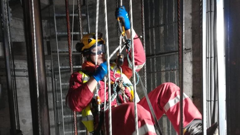 Kooi ladders vervangen liftschacht - Rope Access diepte - HWS - High Work Solutions