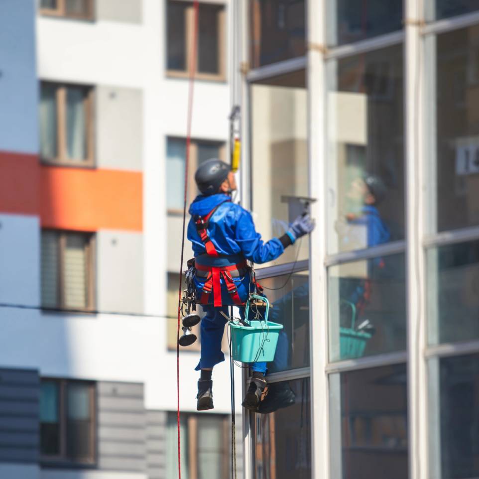 hoog gebouw glazenwasser